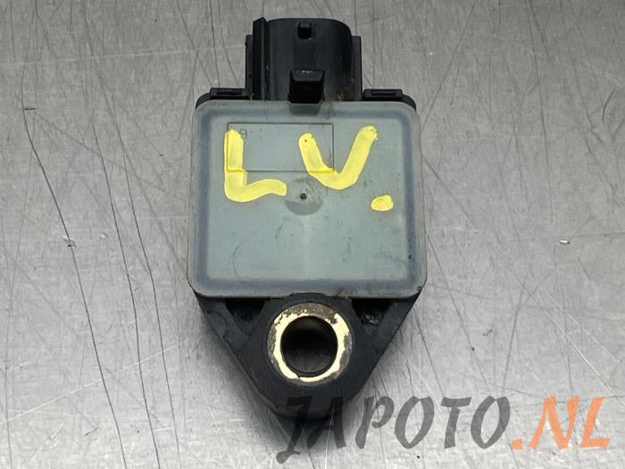 Airbag sensor from a Hyundai i30 (GDHB5) 1.6 CRDi 16V VGT 2012