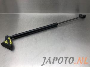 Używane Amortyzator gazowy prawy tyl Nissan Qashqai (J10) 2.0 16V Cena € 9,95 Procedura marży oferowane przez Japoto Parts B.V.