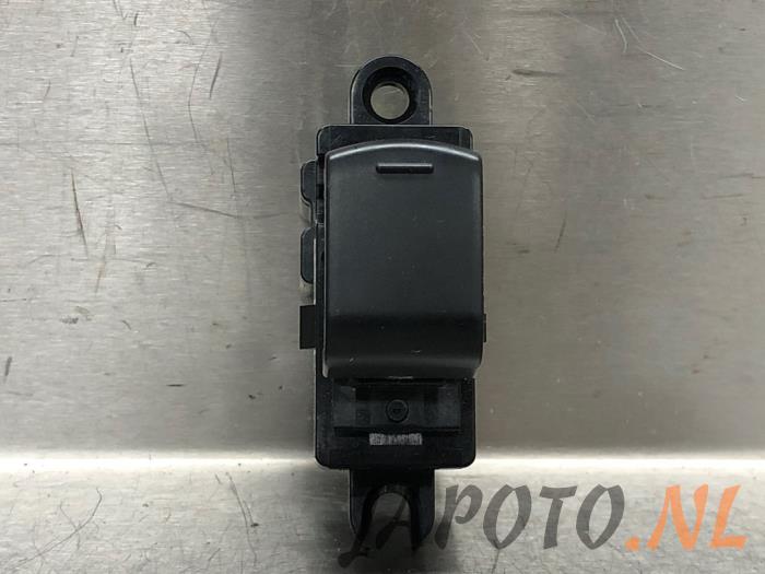 Usados Interruptor de ventanilla eléctrica Nissan Qashqai (J10) 2.0 16V Precio € 15,70 Norma de margen ofrecido por Japoto Parts B.V.