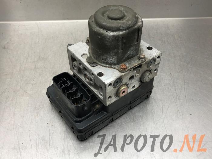 Używane Pompa ABS Toyota Corolla Verso (E12) 1.6 16V VVT-i Cena € 52,45 Procedura marży oferowane przez Japoto Parts B.V.