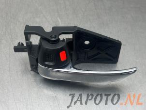Używane Uchwyt drzwi lewych przednich wersja 4-drzwiowa Suzuki Baleno 1.2 Dual Jet 16V Cena € 14,99 Procedura marży oferowane przez Japoto Parts B.V.