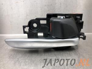 Usagé Poignée portière 4portes arrière droite Toyota C-HR (X1,X5) 1.8 16V Hybrid Prix € 14,99 Règlement à la marge proposé par Japoto Parts B.V.