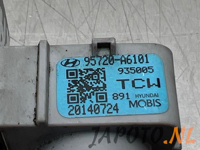 PDC Sensor van een Hyundai i30 Wagon (GDHF5) 1.6 GDI Blue 16V 2015