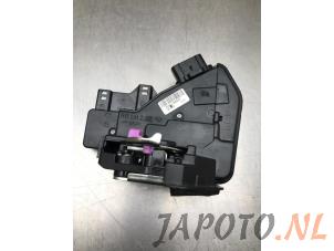 Gebrauchte Türschlossmechanik 4-türig links hinten Kia Niro I (DE) 1.6 GDI Hybrid Preis € 49,95 Margenregelung angeboten von Japoto Parts B.V.