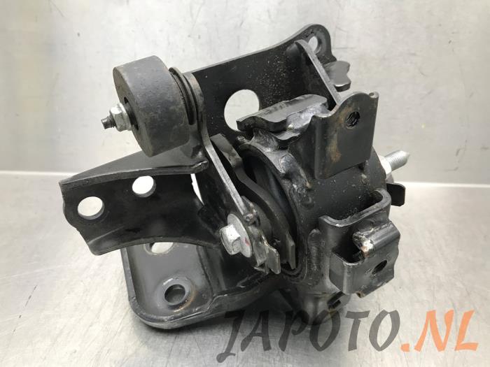 Gearbox mount from a Toyota Auris Touring Sports (E18) 1.8 16V Hybrid 2015