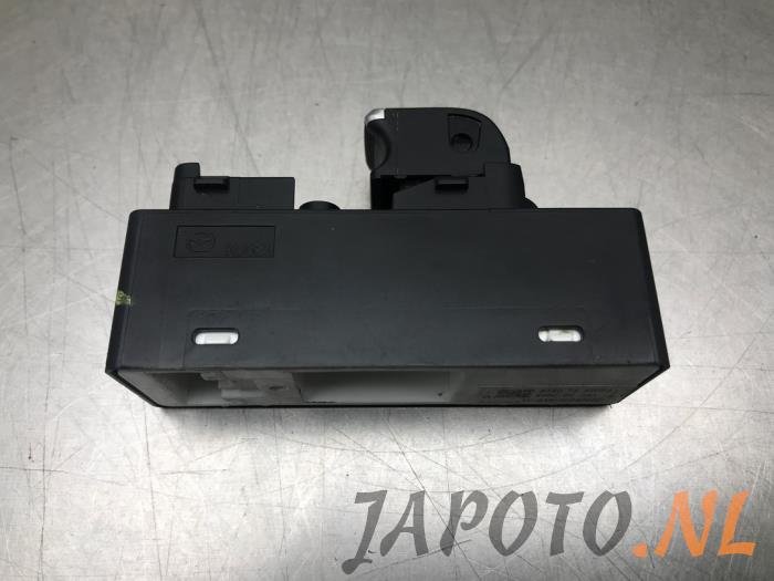 Electric window switch from a Mazda CX-5 (KF) 2.0 SkyActiv-G 165 16V 4WD 2019
