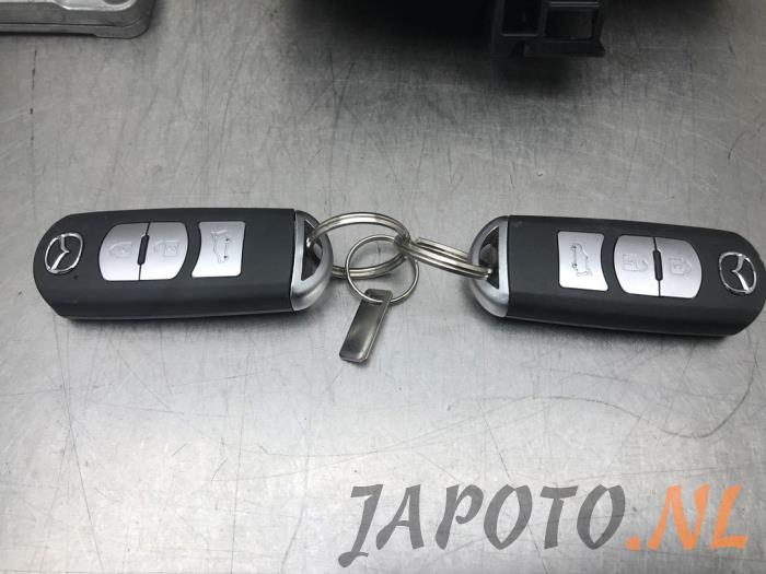 Zündschloss + Steuergerät van een Mazda CX-5 (KF) 2.0 SkyActiv-G 165 16V 4WD 2019