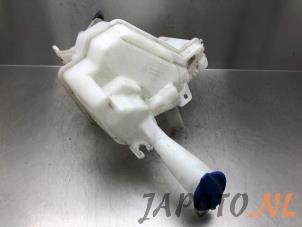 Usagé Réservoir lave-glace avant Hyundai i30 Wagon (GDHF5) 1.6 GDI Blue 16V Prix € 49,00 Règlement à la marge proposé par Japoto Parts B.V.