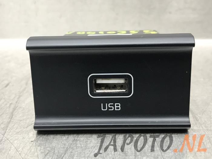 AUX / USB connection from a Kia Niro I (DE) 1.6 GDI Hybrid 2021