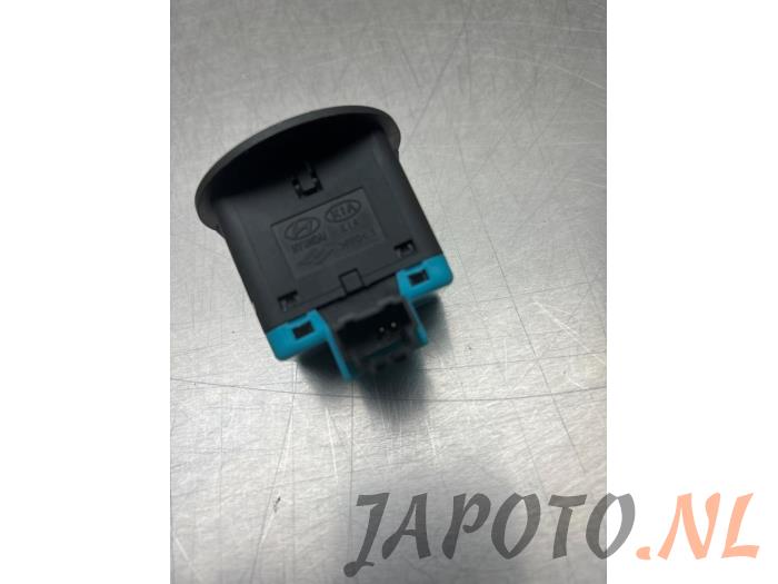Airbag lock from a Kia Rio IV (YB) 1.0i T-GDi 100 12V 2017