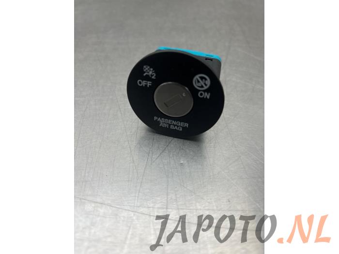 Airbag lock from a Kia Rio IV (YB) 1.0i T-GDi 100 12V 2017