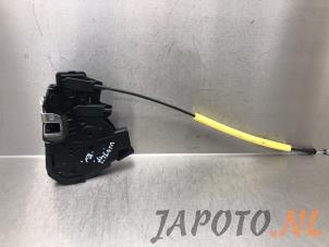 Używane Mechanizm blokady drzwi prawych przednich wersja 4-drzwiowa Kia Rio IV (YB) 1.0i T-GDi 100 12V Cena € 34,95 Procedura marży oferowane przez Japoto Parts B.V.