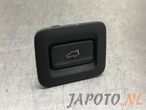 Używane Przelacznik pokrywy bagaznika Mazda CX-5 (KF) 2.0 SkyActiv-G 165 16V 4WD Cena € 29,95 Procedura marży oferowane przez Japoto Parts B.V.