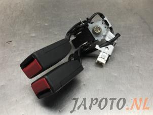 Używane Wtyk pasa bezpieczenstwa prawy tyl Mazda CX-5 (KF) 2.0 SkyActiv-G 165 16V 4WD Cena € 24,95 Procedura marży oferowane przez Japoto Parts B.V.