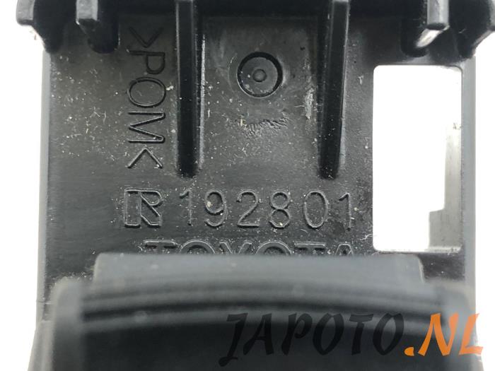 Interruptor de ventanilla eléctrica de un Toyota Auris Touring Sports (E18) 1.8 16V Hybrid 2015