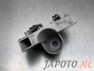 Używane Wspornik zderzaka prawy tyl Toyota Auris Touring Sports (E18) 1.8 16V Hybrid Cena € 14,95 Procedura marży oferowane przez Japoto Parts B.V.
