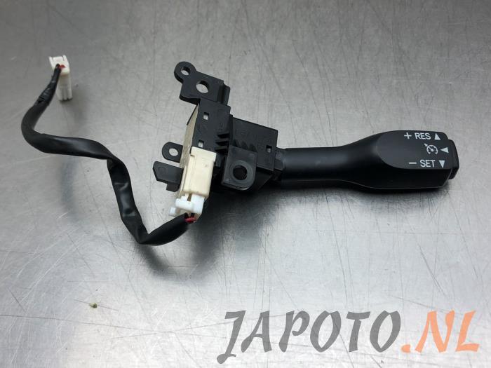 Cruise control switch from a Toyota Auris Touring Sports (E18) 1.8 16V Hybrid 2015