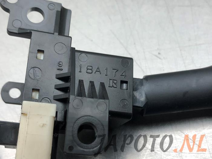 Cruise control switch from a Toyota Auris Touring Sports (E18) 1.8 16V Hybrid 2015