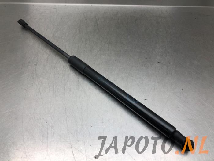 Rear gas strut, right from a Toyota Auris Touring Sports (E18) 1.8 16V Hybrid 2015