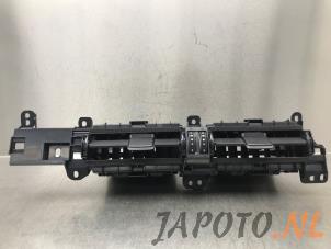 Używane Kratka wentylacyjna deski rozdzielczej Toyota Auris Touring Sports (E18) 1.8 16V Hybrid Cena € 49,95 Procedura marży oferowane przez Japoto Parts B.V.