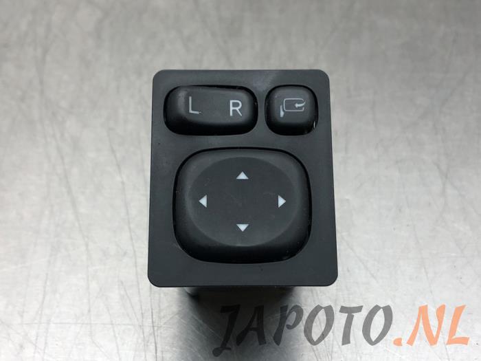 Mirror switch from a Toyota Auris Touring Sports (E18) 1.8 16V Hybrid 2015