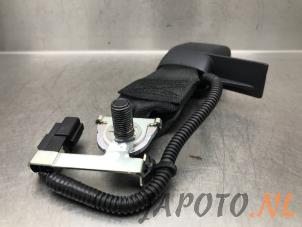 Usagé Insertion ceinture de sécurité arrière centre Toyota Auris Touring Sports (E18) 1.8 16V Hybrid Prix € 24,95 Règlement à la marge proposé par Japoto Parts B.V.
