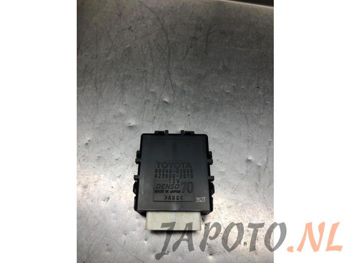 Tyre pressure module from a Toyota Auris Touring Sports (E18) 1.8 16V Hybrid 2015