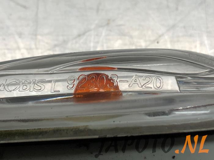 Indicator lens, front left from a Kia Cee'd Sportswagon (JDC5) 1.6 CRDi 16V VGT 2015