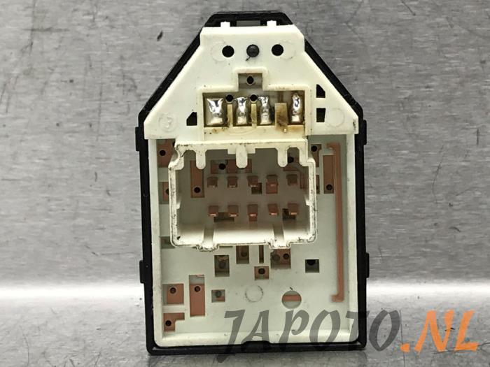 Interruptor de retrovisor de un Kia Venga 1.4 CVVT 16V 2014