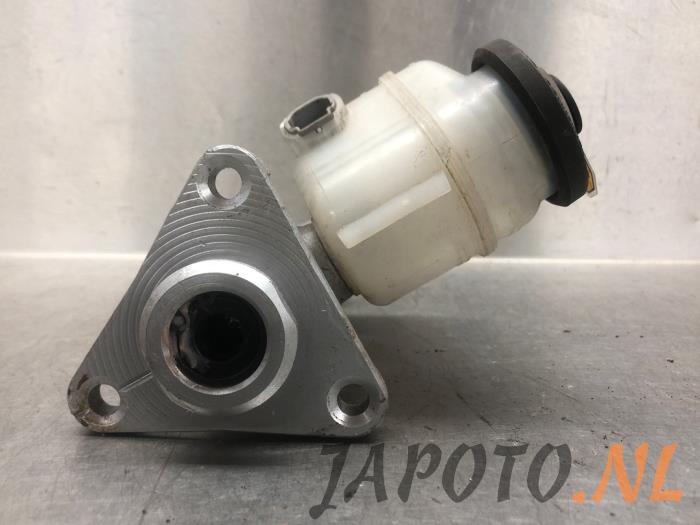 Master cylinder from a Toyota Corolla (E11) 1.6 16V 1998