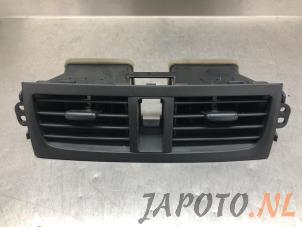 Używane Kratka wentylacyjna deski rozdzielczej Suzuki Celerio (LF) 1.0 12V Cena € 19,95 Procedura marży oferowane przez Japoto Parts B.V.