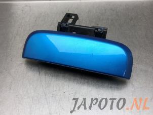 Używane Uchwyt tylnej klapy Suzuki Celerio (LF) 1.0 12V Cena € 19,95 Procedura marży oferowane przez Japoto Parts B.V.