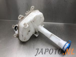 Używane Zbiornik spryskiwacza przód Suzuki Celerio (LF) 1.0 12V Cena € 24,95 Procedura marży oferowane przez Japoto Parts B.V.