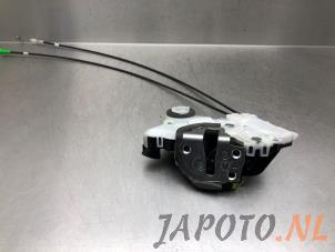 Usagé Serrure avant gauche Toyota Verso S 1.33 16V Dual VVT-I Prix € 44,95 Règlement à la marge proposé par Japoto Parts B.V.