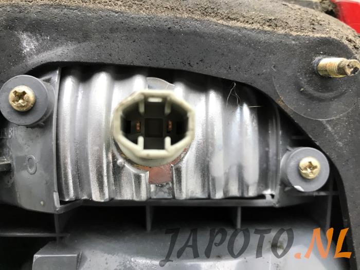 Luz trasera derecha de un Mazda 626 (GF14) 1.8i 16V 2001