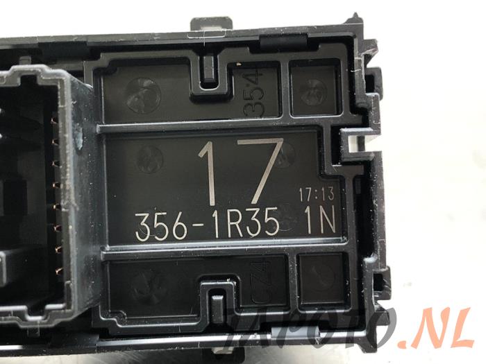 Electric window switch from a Toyota Yaris IV (P21/PA1/PH1) 1.5 12V Hybrid 115 2023