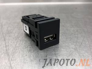 Używane Zlacze AUX/USB Toyota Yaris IV (P21/PA1/PH1) 1.5 12V Hybrid 115 Cena € 29,95 Procedura marży oferowane przez Japoto Parts B.V.