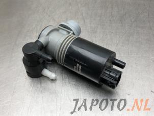 Używane Pompa spryskiwacza przód Toyota Yaris IV (P21/PA1/PH1) 1.5 12V Hybrid 115 Cena € 24,95 Procedura marży oferowane przez Japoto Parts B.V.
