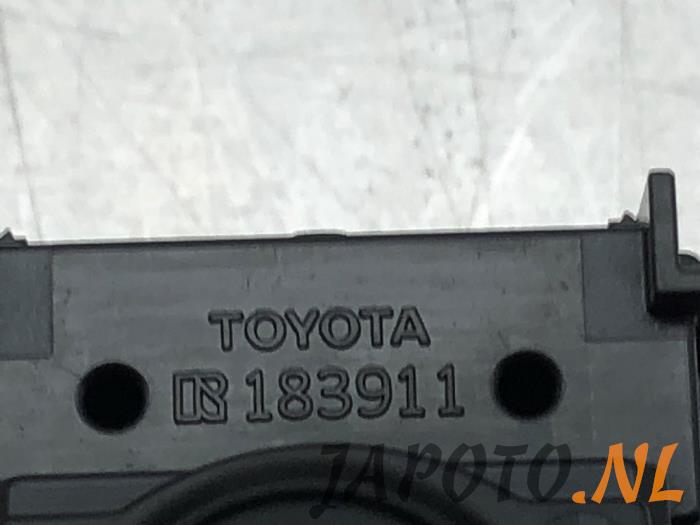 Spiegel Schalter van een Toyota Yaris IV (P21/PA1/PH1) 1.5 12V Hybrid 115 2023
