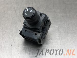 Używane Przelacznik lusterka Toyota Yaris IV (P21/PA1/PH1) 1.5 12V Hybrid 115 Cena € 19,95 Procedura marży oferowane przez Japoto Parts B.V.