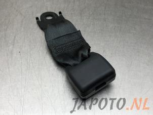 Used Rear seatbelt buckle, centre Toyota Yaris IV (P21/PA1/PH1) 1.5 12V Hybrid 115 Price € 29,95 Margin scheme offered by Japoto Parts B.V.