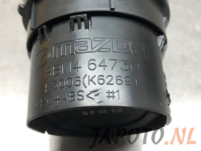 Grille d'aération latérale d'un Mazda 3 (BL12/BLA2/BLB2) 1.6 CiTD 16V 2012
