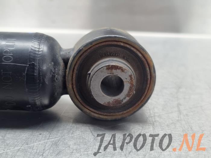 Rear shock absorber, left from a Toyota Yaris IV (P21/PA1/PH1) 1.5 12V Hybrid 115 2023
