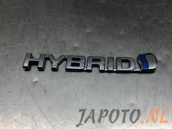 Używane Emblemat Toyota Auris (E15) 1.8 16V HSD Full Hybrid Cena € 15,70 Procedura marży oferowane przez Japoto Parts B.V.