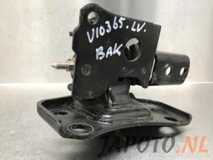 Used Gearbox mount Toyota Auris (E15) 1.8 16V HSD Full Hybrid Price € 24,95 Margin scheme offered by Japoto Parts B.V.