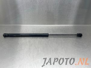 Usagé Amortisseur à gaz arrière droit Kia Picanto (JA) 1.0 T-GDI 12V Prix € 14,95 Règlement à la marge proposé par Japoto Parts B.V.