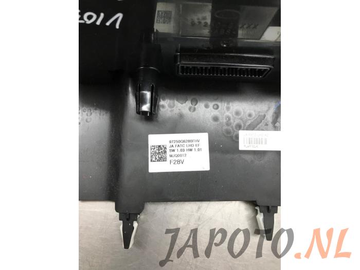 Panneau de commandes chauffage d'un Kia Picanto (JA) 1.0 T-GDI 12V 2018