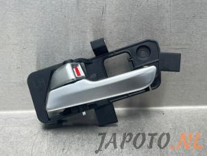 Używane Uchwyt drzwi lewych tylnych wersja 4-drzwiowa Kia Picanto (JA) 1.0 T-GDI 12V Cena € 14,99 Procedura marży oferowane przez Japoto Parts B.V.