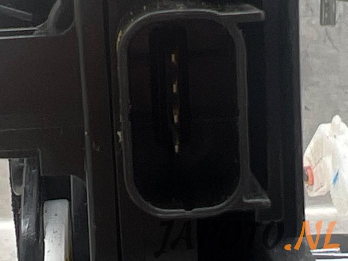 Serrure portière mécanique 4portes avant gauche d'un Kia Picanto (JA) 1.0 T-GDI 12V 2018