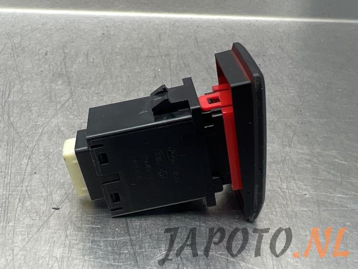 Panikbeleuchtung Schalter van een Kia Picanto (JA) 1.0 T-GDI 12V 2018